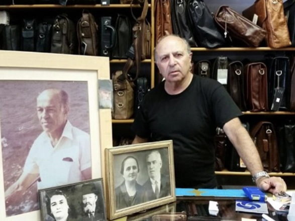 אהרון אלטר, דור שני למשפחת אלטר, עם תמונת המייסדים אברהם ואוטיליה אלטר – מתוך כתבה באתר Mako על עסקים משפחתיים ותיקים.